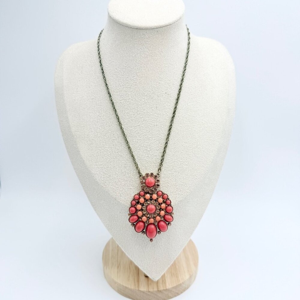 Vintage Crown Trifari Salmon Cabochon Pendant Necklace – Gold Tone